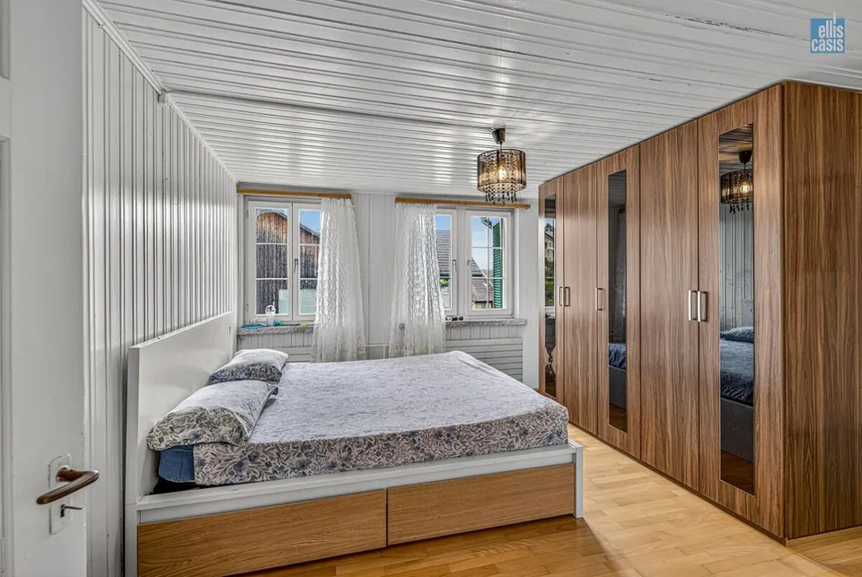 Maison multifamiliale bien entretenue avec garage souterrain au centre du village !