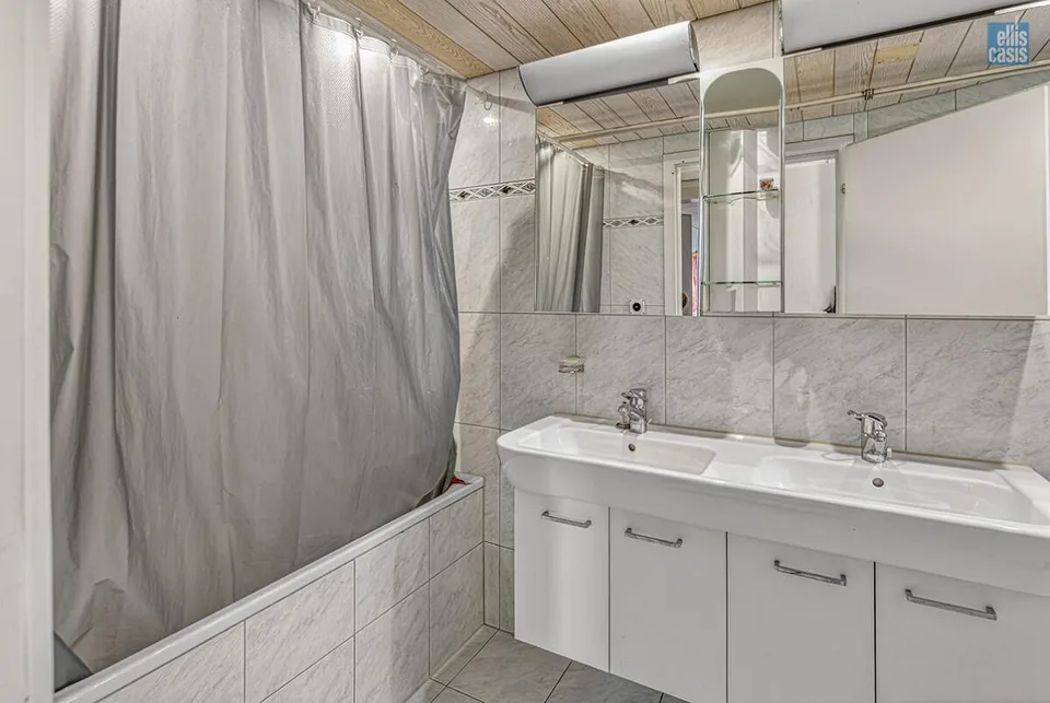 Maison multifamiliale bien entretenue avec garage souterrain au centre du village !