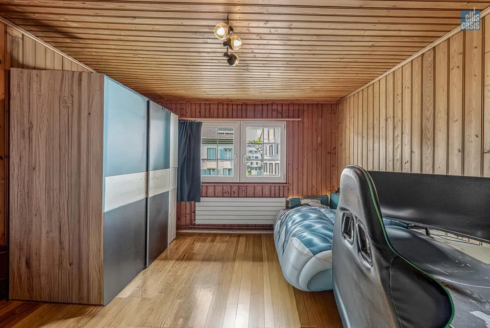 Maison multifamiliale bien entretenue avec garage souterrain au centre du village !
