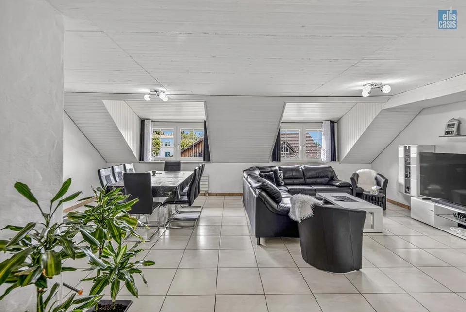Maison multifamiliale bien entretenue avec garage souterrain au centre du village !