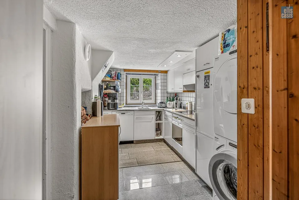 Maison multifamiliale bien entretenue avec garage souterrain au centre du village !