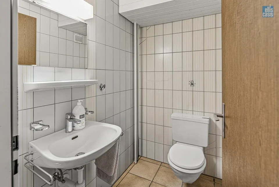 Maison multifamiliale bien entretenue avec garage souterrain au centre du village !