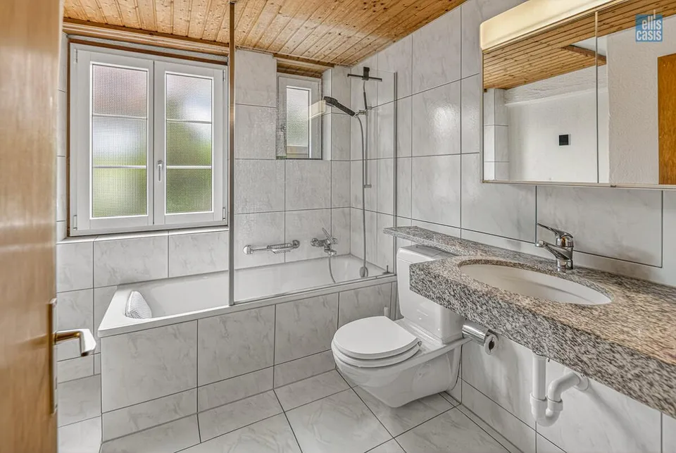 Maison multifamiliale bien entretenue avec garage souterrain au centre du village !