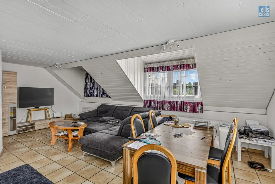 Maison multifamiliale bien entretenue avec garage souterrain au centre du village !