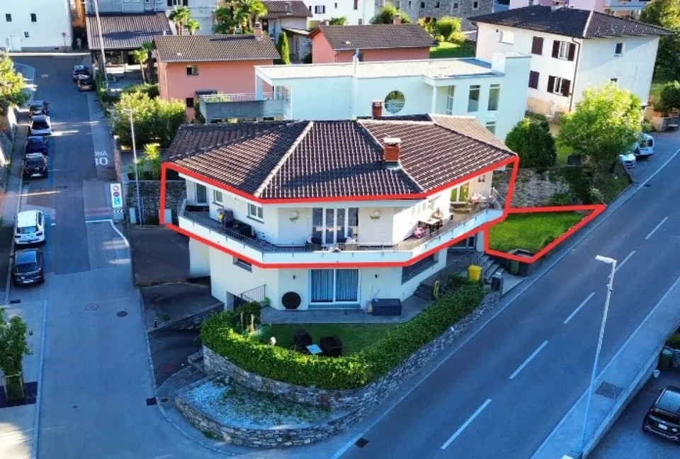 5,5-Zimmer-Wohnung 1. Stock, mit überdachtem Parkplatz und Terrasse In einer Zweifamilienhaus