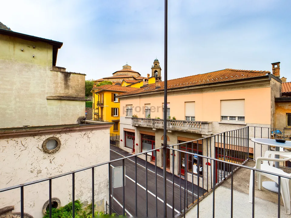 "Vendesi Gemma Immobiliare a Mendrisio: Centralità e Potenziale da Sfruttare" / "Schmuckstück in Mendrisio zu Verkaufen: Zentrale Lage und Enormes Potenzial"