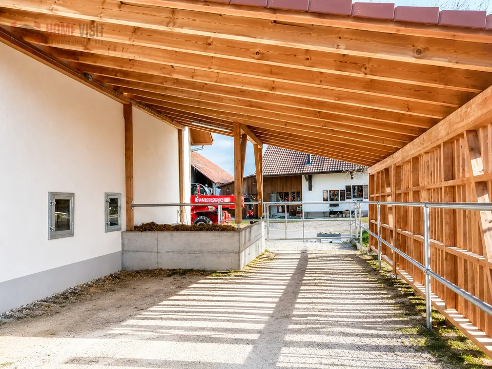 Traumimmobilie für Pferdeliebhaber mit eigenem Reitplatz