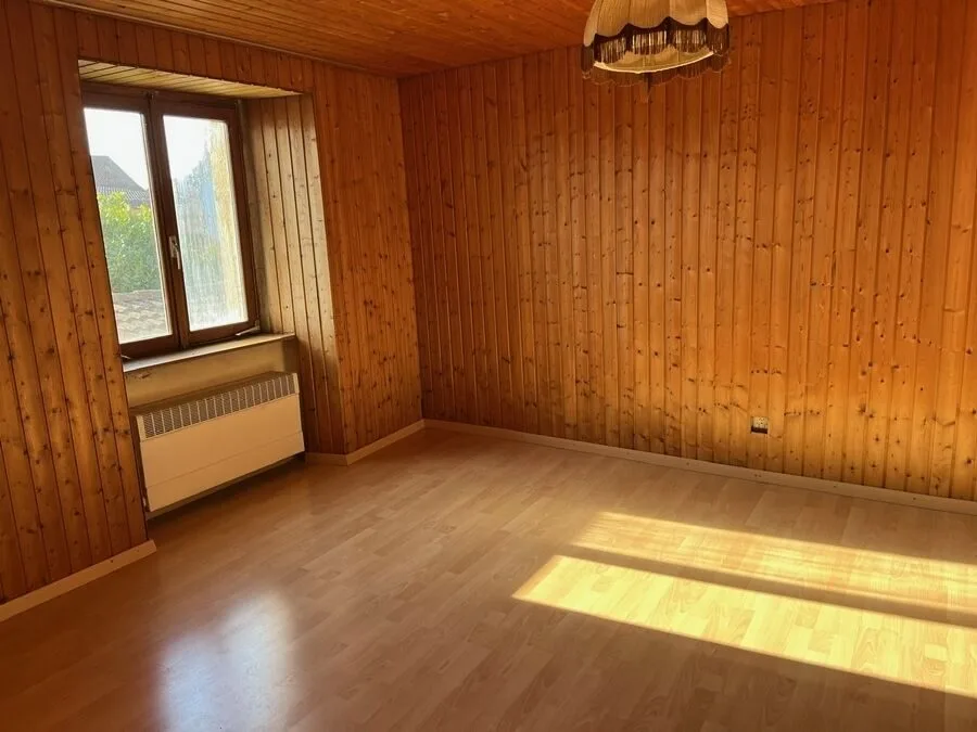 For sale charming small house of 5.5 rooms to renovate in Bonfol