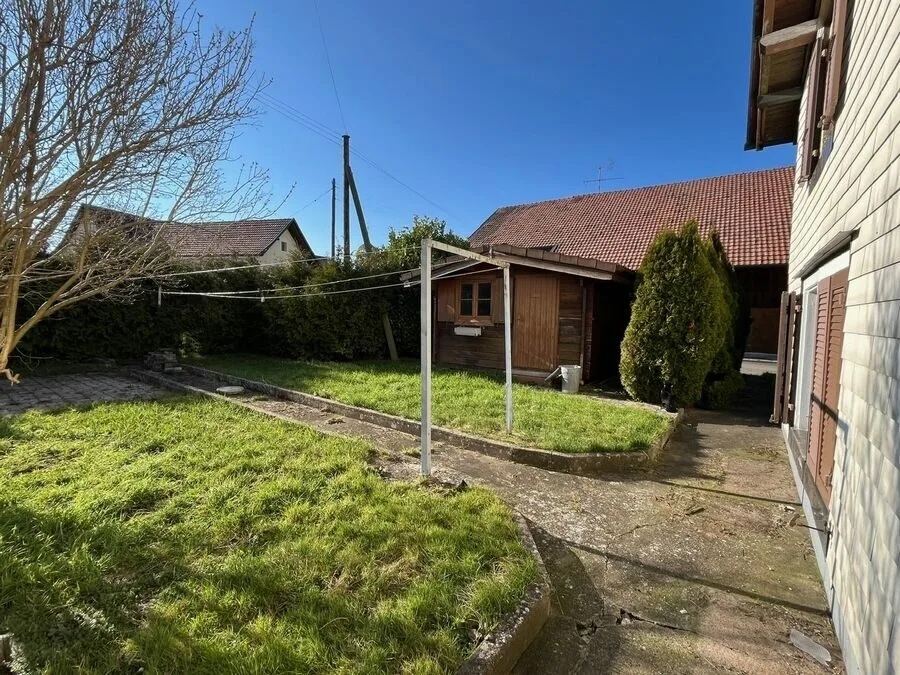 For sale charming small house of 5.5 rooms to renovate in Bonfol