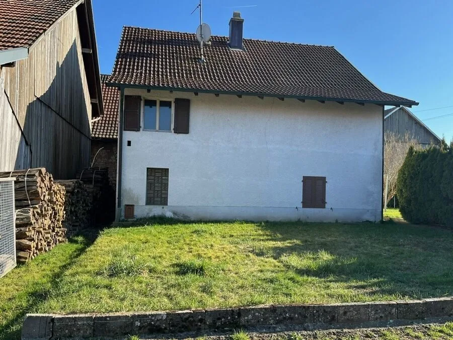 For sale charming small house of 5.5 rooms to renovate in Bonfol