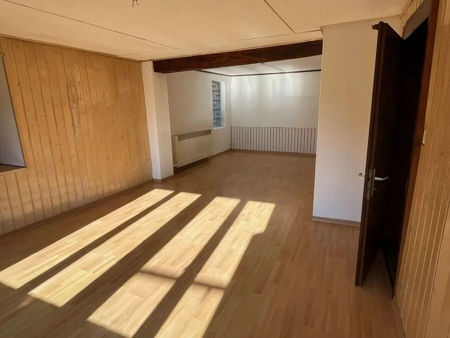 For sale charming small house of 5.5 rooms to renovate in Bonfol