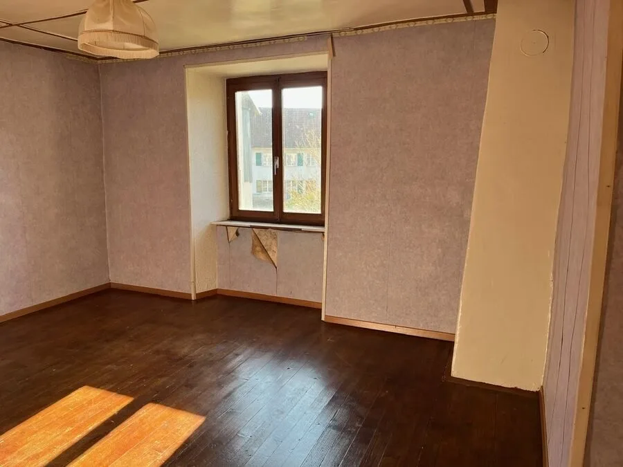 For sale charming small house of 5.5 rooms to renovate in Bonfol