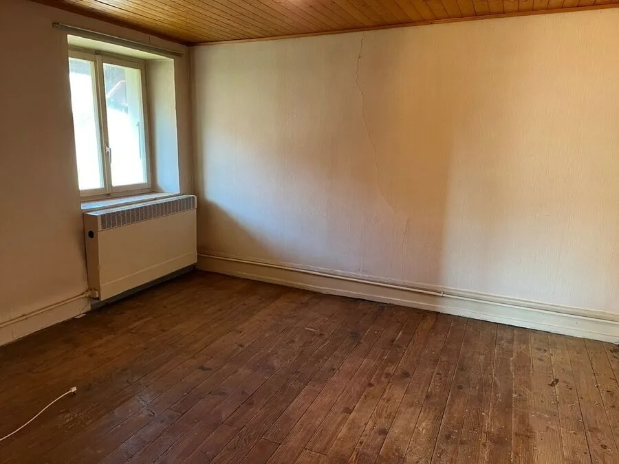 For sale charming small house of 5.5 rooms to renovate in Bonfol