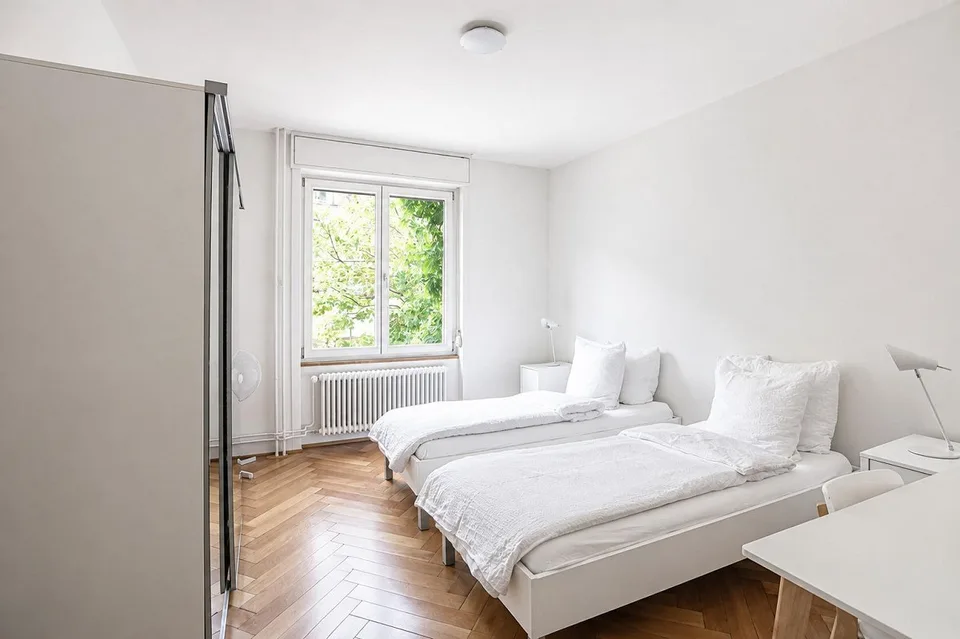Charmante möblierte 4-Zimmer-Altbauwohnung mit Balkon