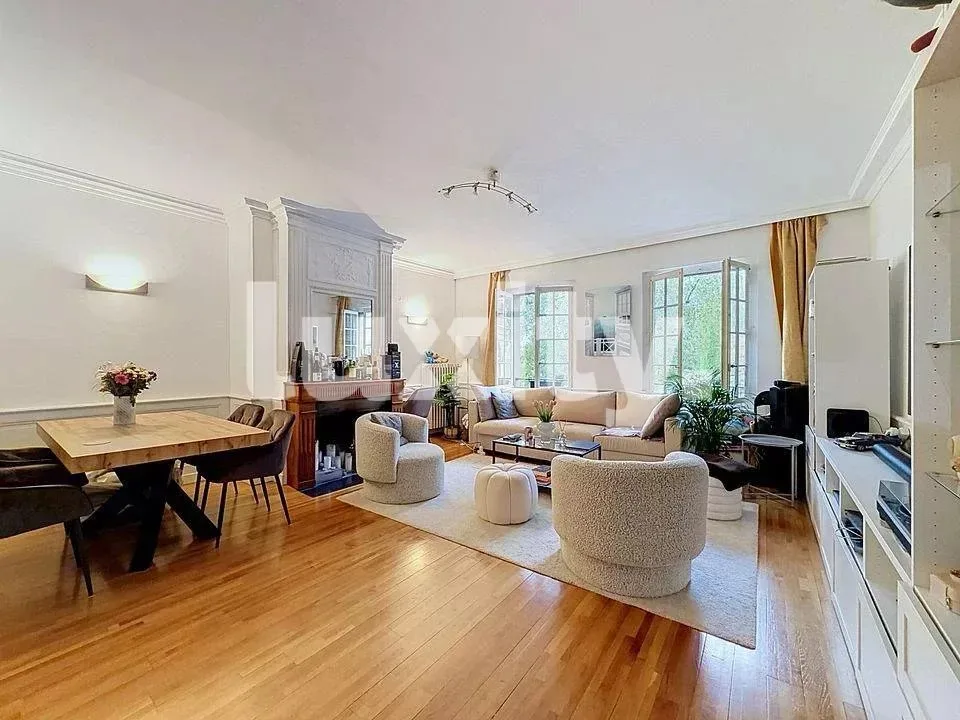 Superbe appartement place du bourg de four