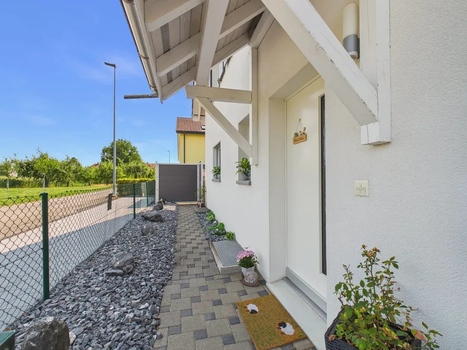 Modern single-family house with garden and beautiful views in Wolfwil – photo 2 of 28