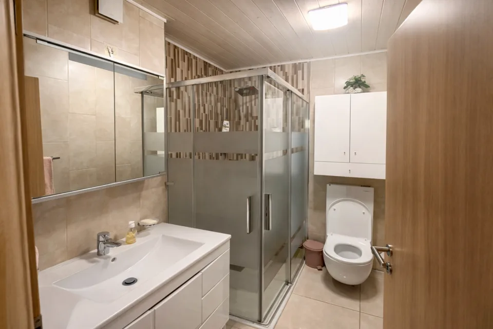 Gewerbefläche und 2,5-Zimmer-Wohnung – Foto 9 von 12
