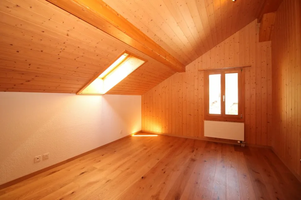 Grosszügige Dachwohnung im 3-Familienhaus