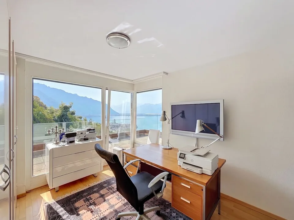 Eine lichtdurchflutete Wohnung, eine Panoramaterrasse und ein atemberaubender Blick auf den See. – Foto 12 von 13