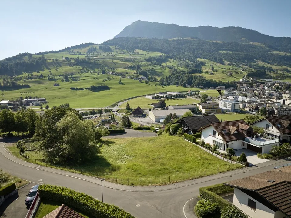 Baulandparzelle mit Berg- und Seesicht – Foto 4 von 9