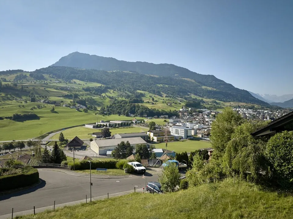 Baulandparzelle mit Berg- und Seesicht – Foto 9 von 9