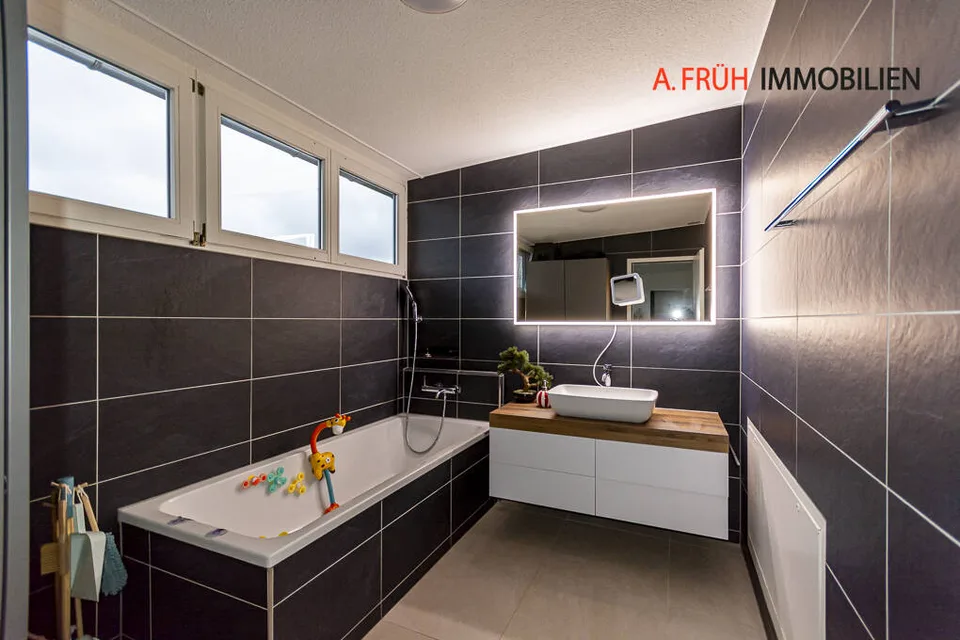 Maisonettewohnung mit Stil: Modernes Wohnkonzept und sonnige Balkone – Foto 10 von 11