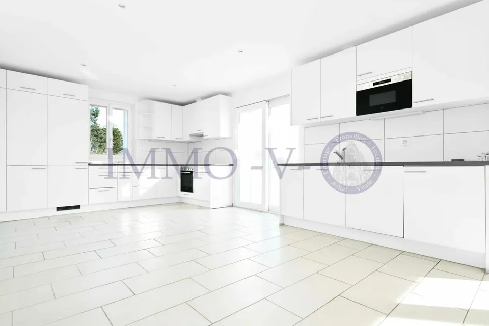 SPACIOUS AND BRIGHT WITH A LARGE BALCONY-TERRACE OF 60M2 AND LAKE VIEW