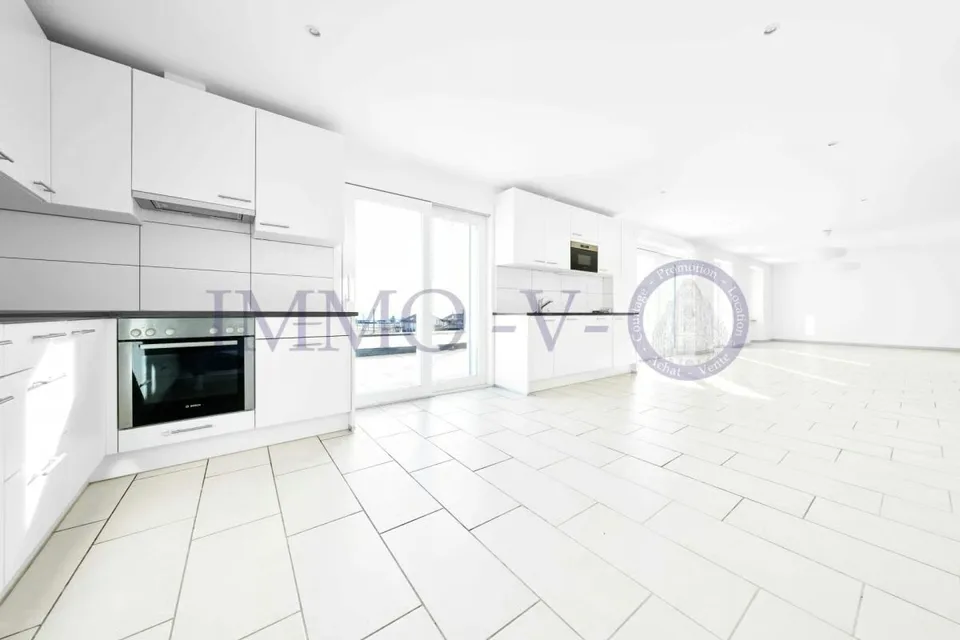 SPACIOUS AND BRIGHT WITH A LARGE BALCONY-TERRACE OF 60M2 AND LAKE VIEW