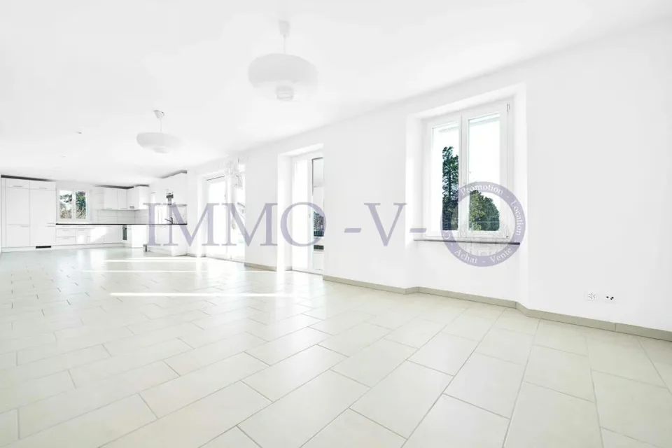SPACIOUS AND BRIGHT WITH A LARGE BALCONY-TERRACE OF 60M2 AND LAKE VIEW