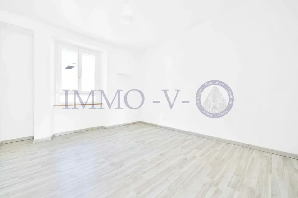 SPACIOUS AND BRIGHT WITH A LARGE BALCONY-TERRACE OF 60M2 AND LAKE VIEW