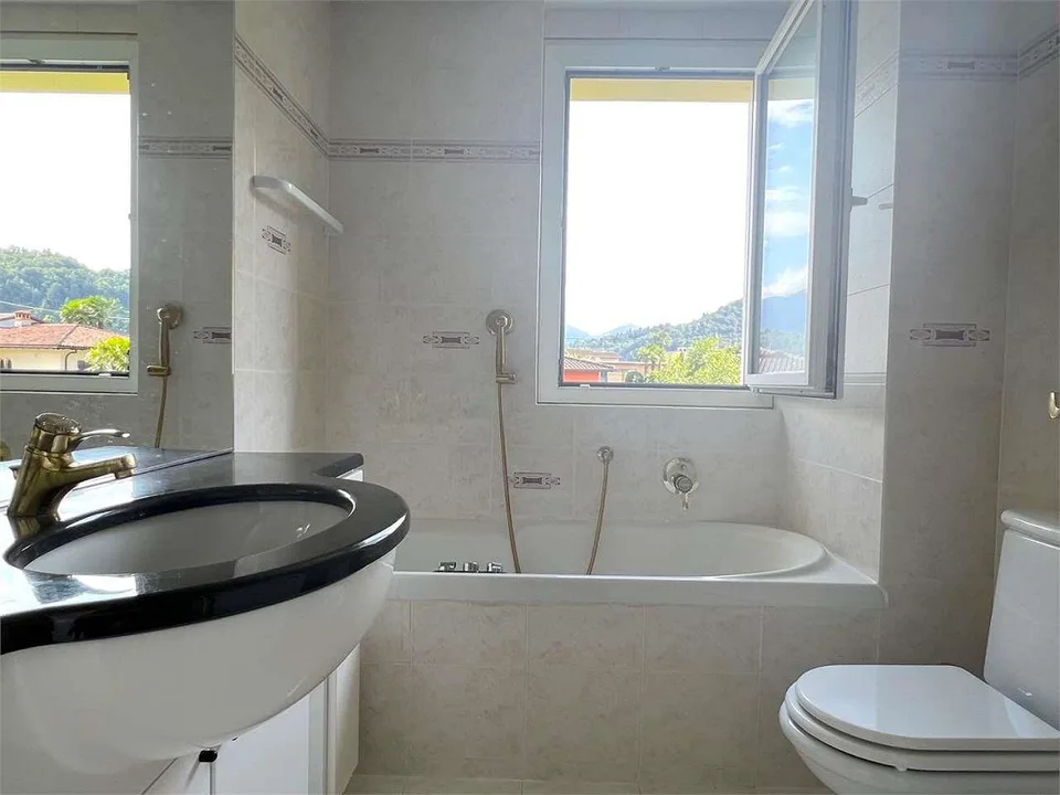 LOSONE - 4.5-Zimmer Penthouse in der Nähe des Flusses – Foto 6 von 11