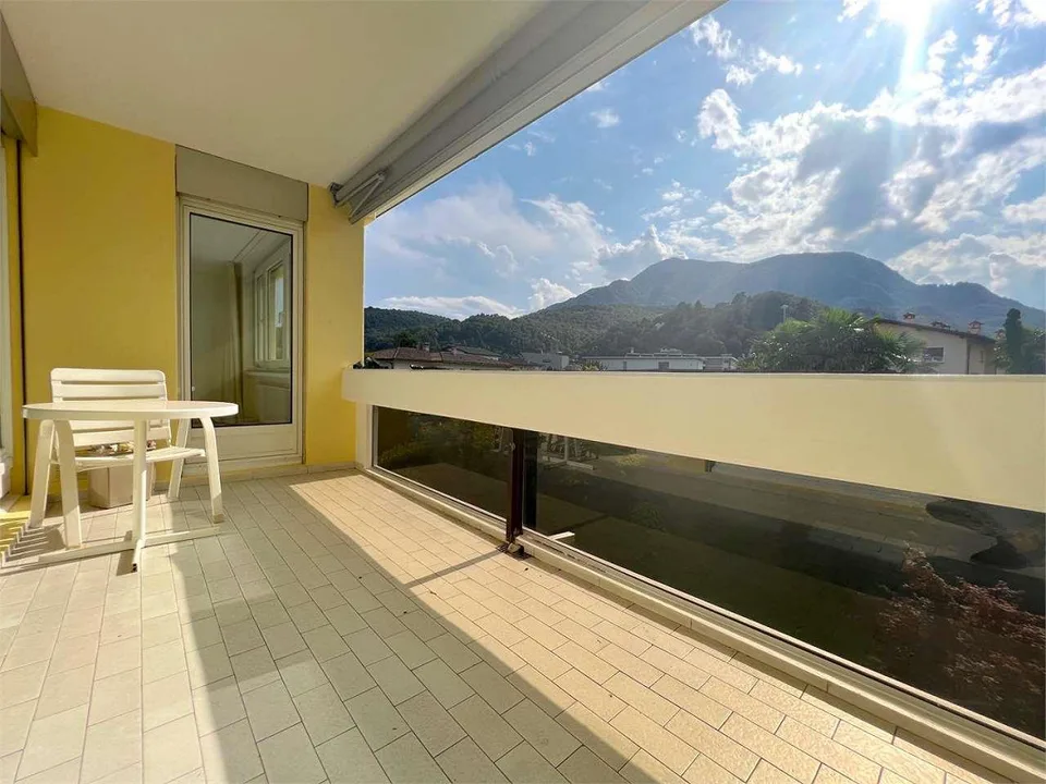 LOSONE - 4.5-Zimmer Penthouse in der Nähe des Flusses – Foto 8 von 11