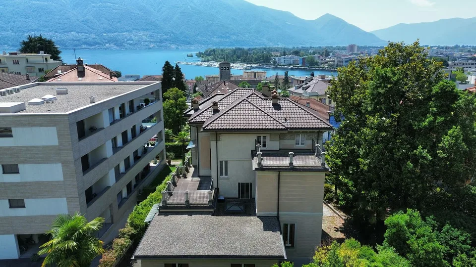 Affascinante attico con terrazza in una villa storica – foto 8 di 9