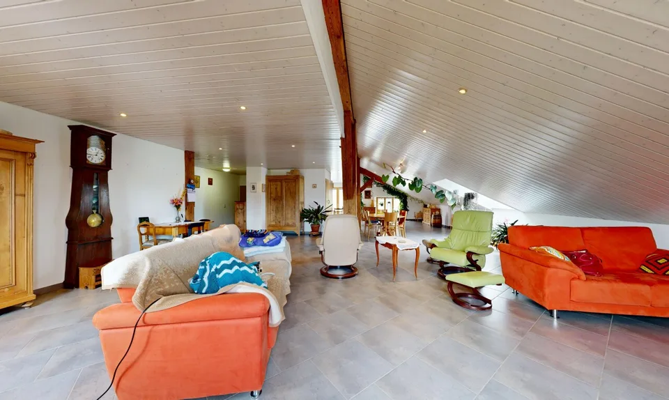 380 m² House with Mountain View and High Yield Potential – photo 4 of 11