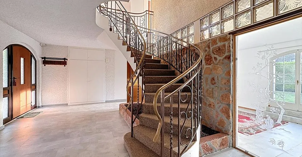 Schöne 7-Zimmer-Wohnung mit privatem Garten – Foto 5 von 12