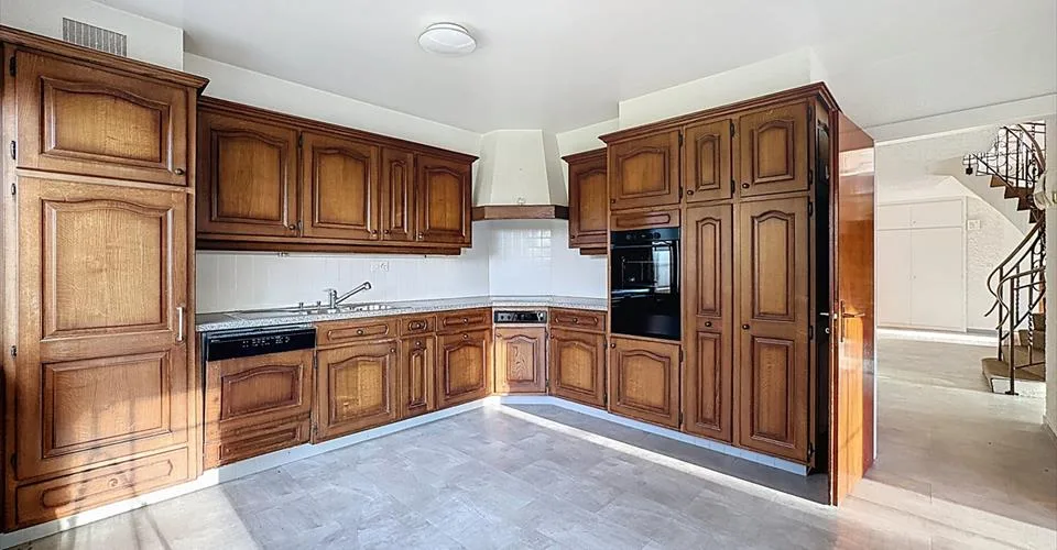 Schöne 7-Zimmer-Wohnung mit privatem Garten – Foto 4 von 12
