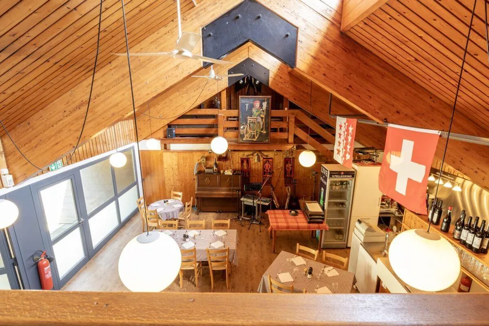 2 Mehrfamilienhäuser, 2 Restaurant, 1 Schwimmbad und ca. 25'100 m2 Land mitten im Grünen – Foto 6 von 9