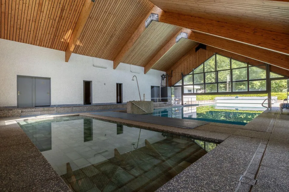 2 Mehrfamilienhäuser, 2 Restaurant, 1 Schwimmbad und ca. 25'100 m2 Land mitten im Grünen – Foto 7 von 9