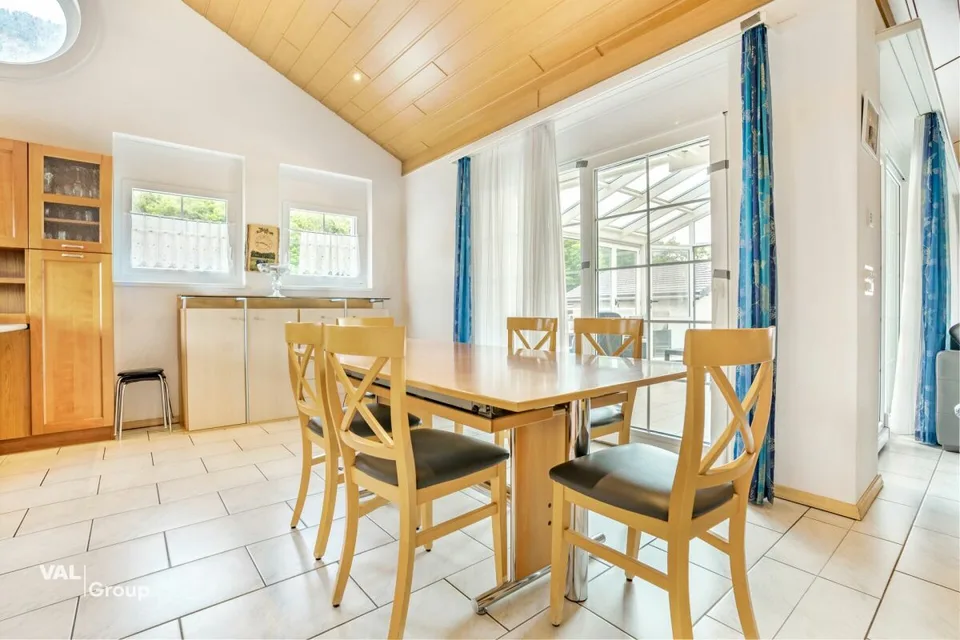 Casa familiare ben tenuta con vista sulle montagne e giardino d'inverno