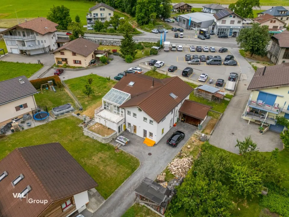 Casa familiare ben tenuta con vista sulle montagne e giardino d'inverno