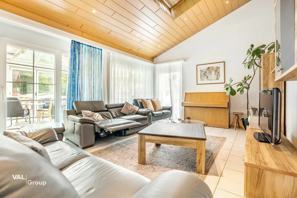 Casa familiare ben tenuta con vista sulle montagne e giardino d'inverno