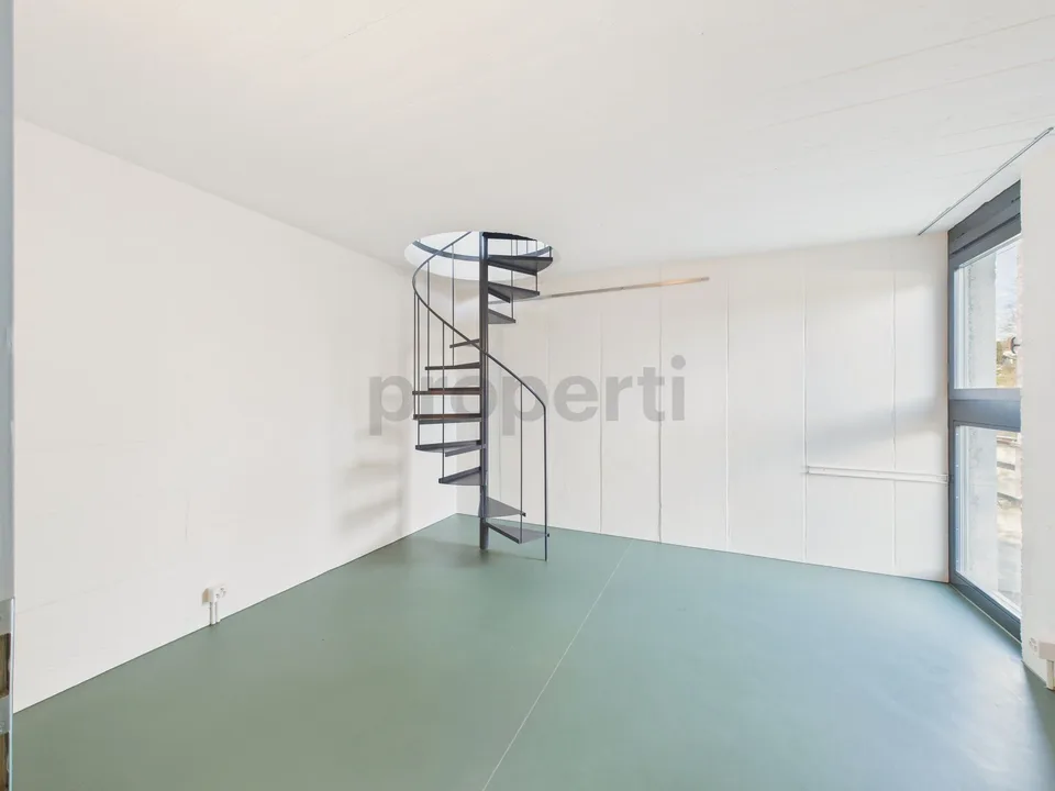 Vivre dans une icône de l'architecture suisse | Appartement-maisonnette unique de 4,5 pièces dans l'ensemble protégé Atelier-5 à Flamatt