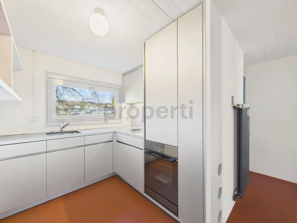 Vivre dans une icône de l'architecture suisse | Appartement-maisonnette unique de 4,5 pièces dans l'ensemble protégé Atelier-5 à Flamatt