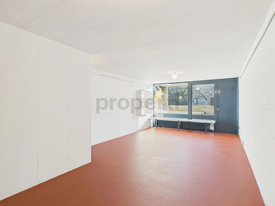Vivre dans une icône de l'architecture suisse | Appartement-maisonnette unique de 4,5 pièces dans l'ensemble protégé Atelier-5 à Flamatt