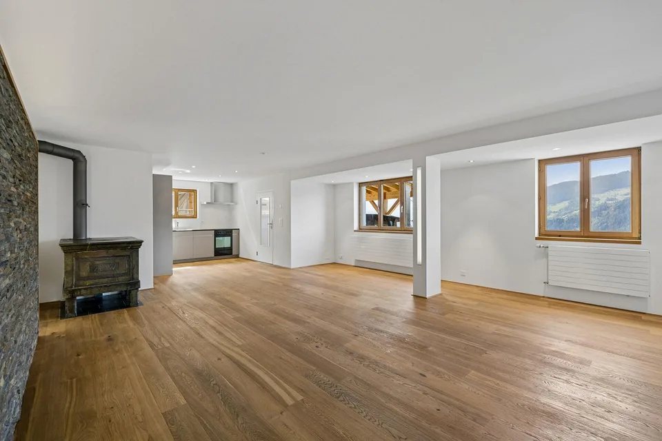 Propriété modernisée avec deux unités résidentielles et une vue imprenable sur la montagne – photo 13 sur 19