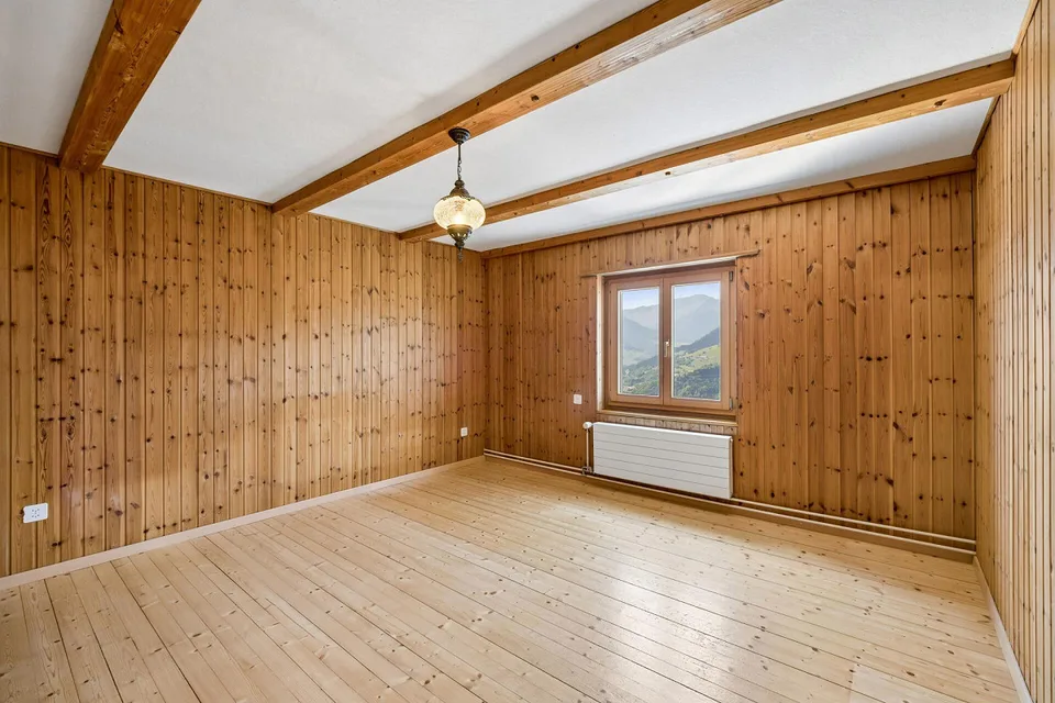 Propriété modernisée avec deux unités résidentielles et une vue imprenable sur la montagne – photo 11 sur 19