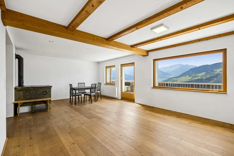 Propriété modernisée avec deux unités résidentielles et une vue imprenable sur la montagne – photo 4 sur 19