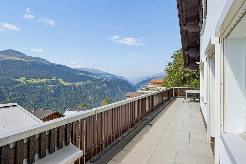 Propriété modernisée avec deux unités résidentielles et une vue imprenable sur la montagne – photo 6 sur 19