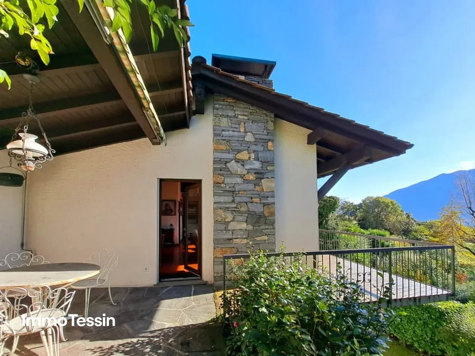 OPPORTUNITÉ : Maison avec 2 appartements dans un emplacement recherché avec une vue imprenable sur le lac Majeur – photo 6 sur 13