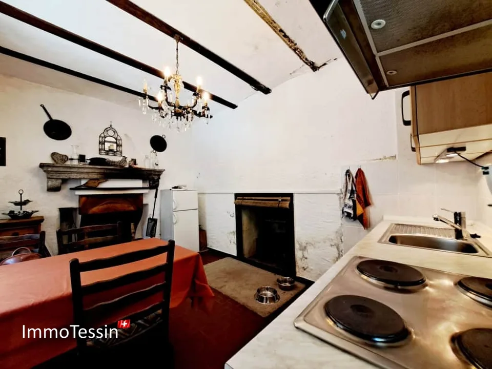 Charmante maison tessinoise avec vue sur le lac de barrage de Verzasca et magnifique vue lointaine – photo 7 sur 13
